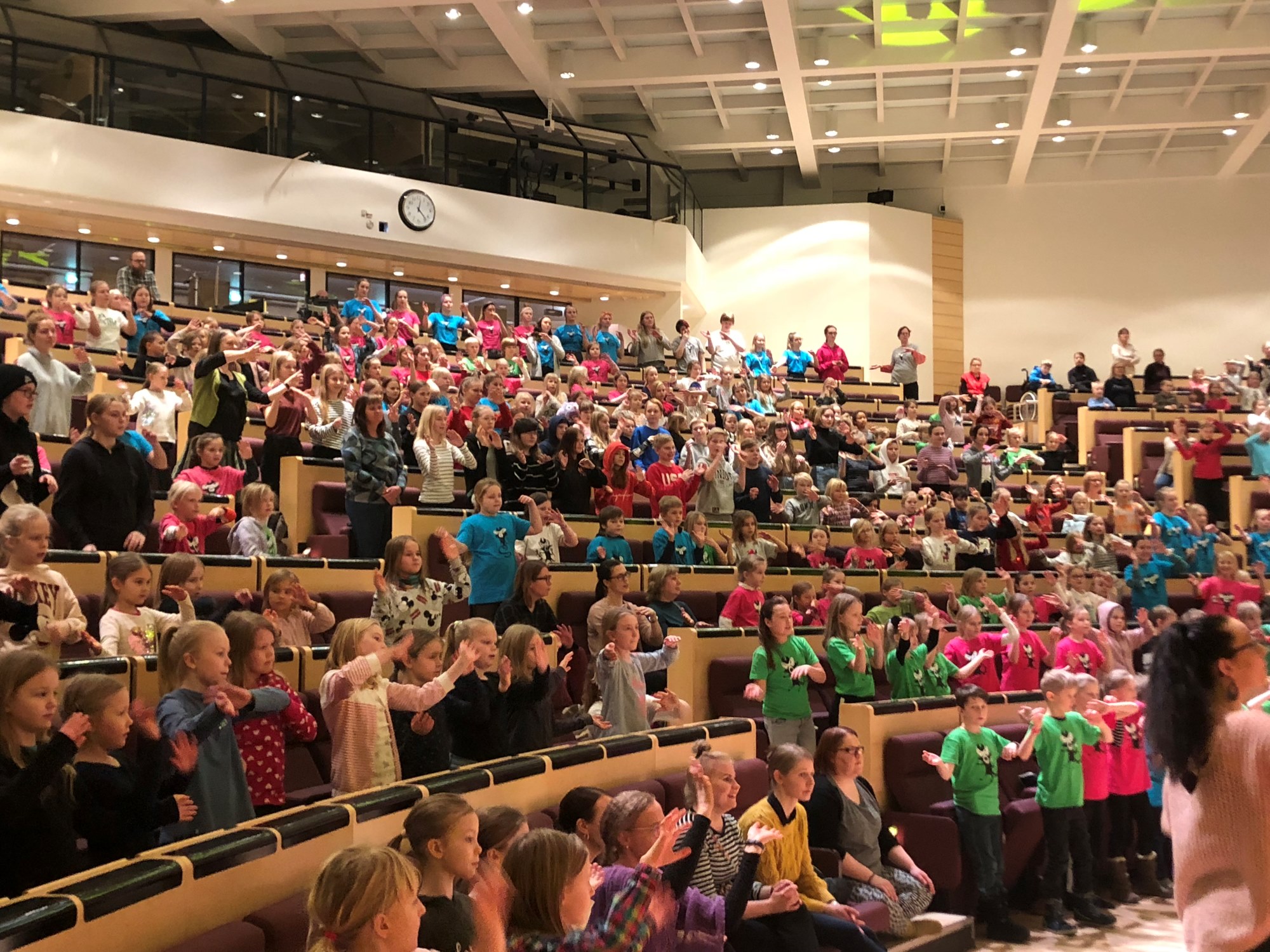 Lapsia Lappeenranta-salin katsomossa.